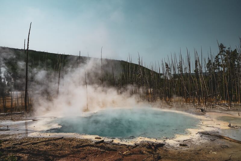 Disminuir la tensión muscular, mejorar la apariencia de la piel y aumentar la circulación sanguínea son algunos de los beneficios más conocidos de las aguas termales.  Fotos: Freepik y Unsplash.