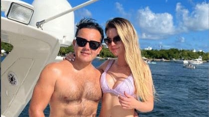 El empresario Richard Acuña y su prometida, la presentadora de televisión Brunella Horna, en Miami.