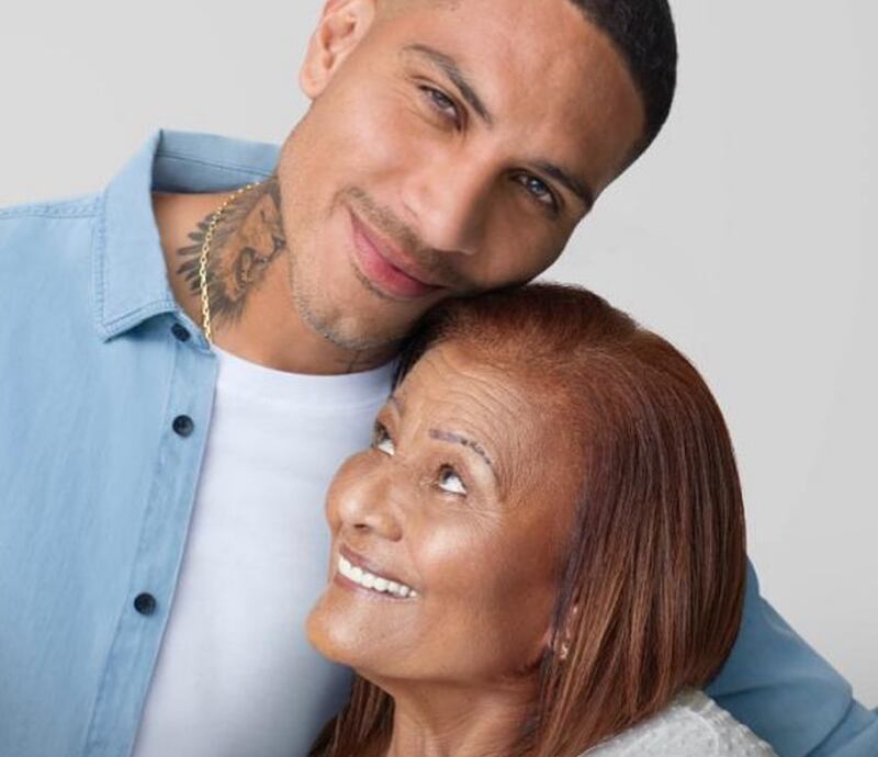 Paolo Guerrero junto a su madre Doña Peta.