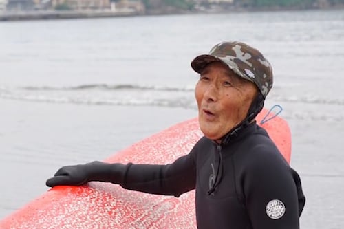 Surfista de 90 años logra el récord Guinness: “No soy un anciano”