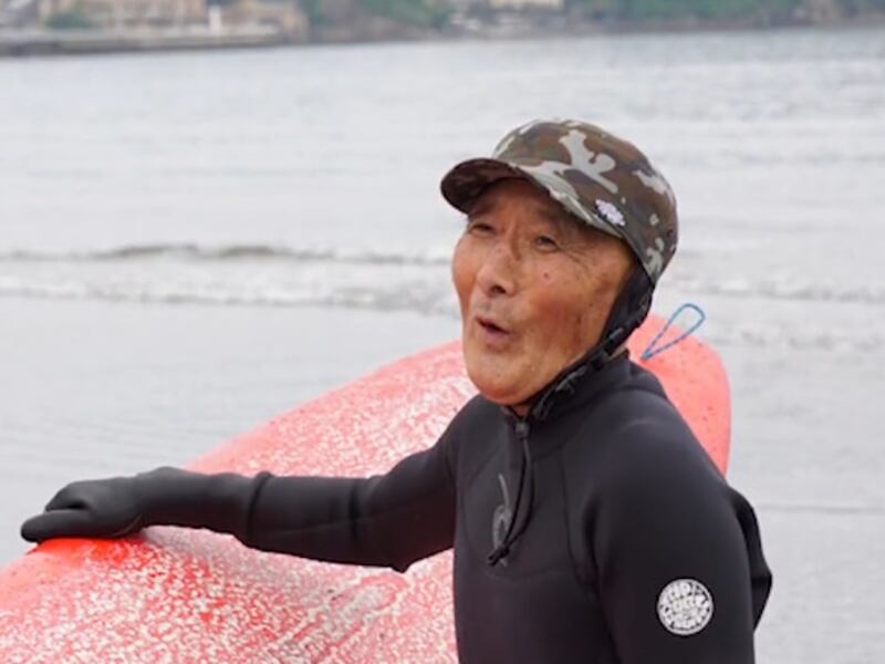 Surfista de 90 años logra el récord Guinness: “No soy un anciano”