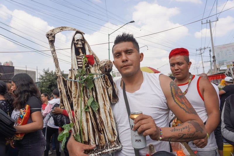 Cientos de personas se congregaron para celebrar a la Santa Muerte en su altar de Alfareria Tepito.