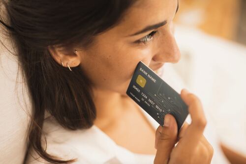 La Generación Z en aprietos: 1 de cada 7 usuarios de tarjetas de crédito llegó al límite de su capacidad