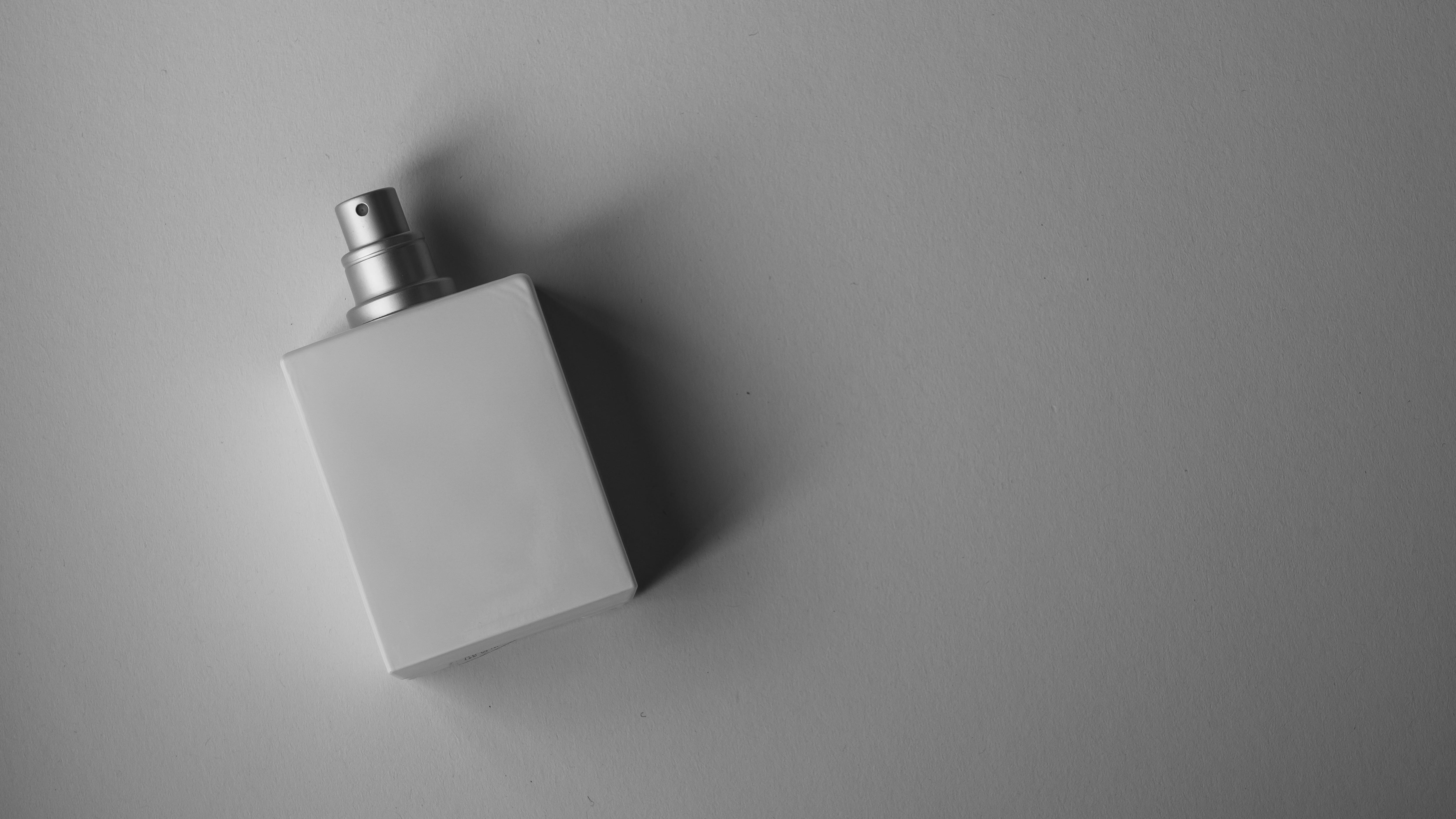 Frasco de perfume branco com fundo branco