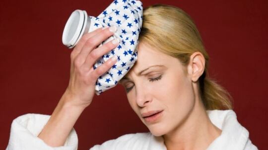 La condición más común que produce dolor de cabeza es la migraña.