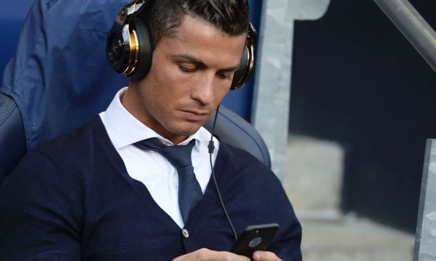 Cristiano Ronaldo utiliza su celular.