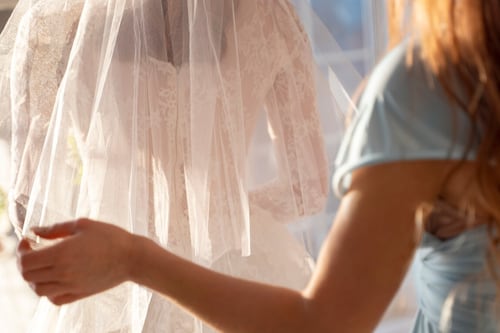 Novio regaló alfombra con miles de dólares en pleno casamiento: así reaccionó su pareja