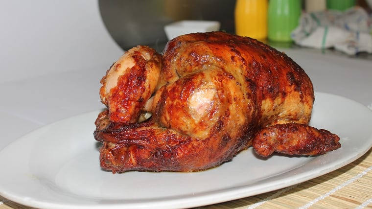 Pollo en brasa, plato tradicional de la cocina en Perú.