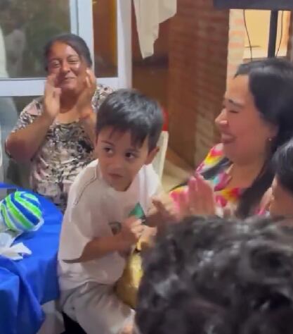 Fe-li-pe! El niño que enterneció y se hizo viral en redes sociales por sacar los ‘prohibidos’ en una fiesta.