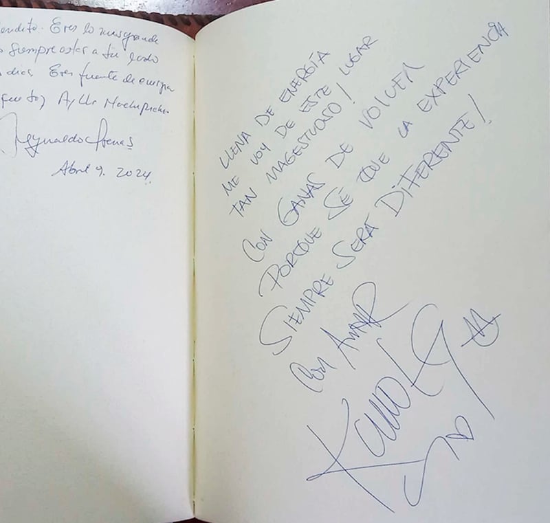 Karol G firma libro de personalidades de Machu Picchu.