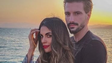 La actriz y modelo peruana Fiorella Rodríguez y su novio, el modelo español Iván Mikoll, en Paracas.