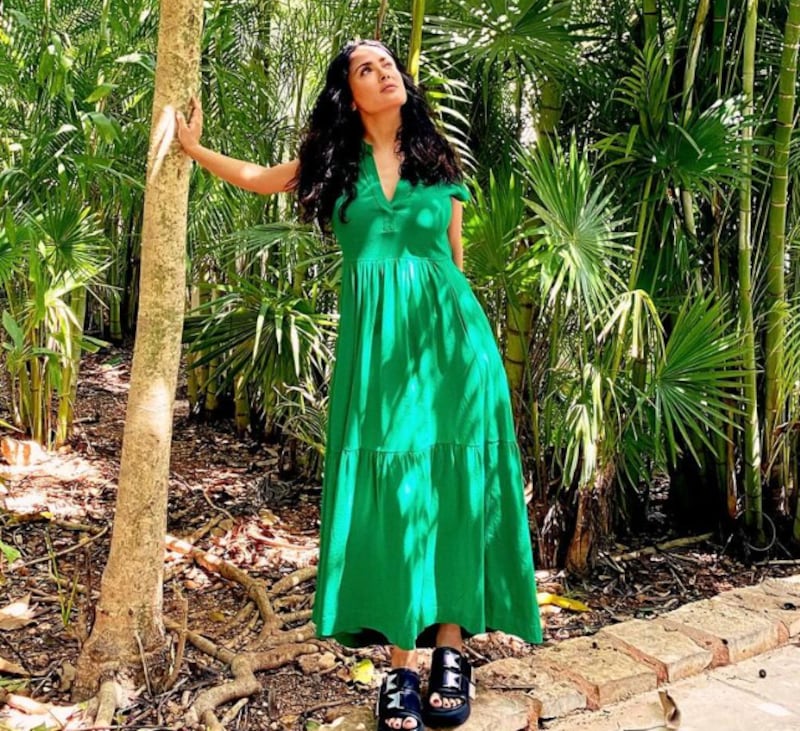 Salma Hayek se une a la tendencia de las sandalias chunky.