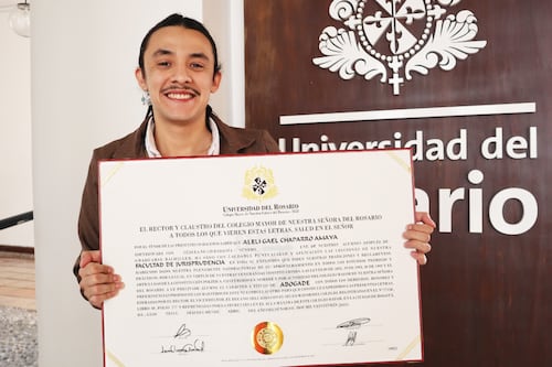 Colombia emite el primer título profesional de Abogade a una persona no binaria