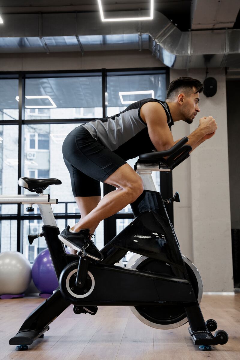 Las clases de spinning ofrecen una amplia gama de beneficios para la salud y la condición física.  Foto: Freepik.