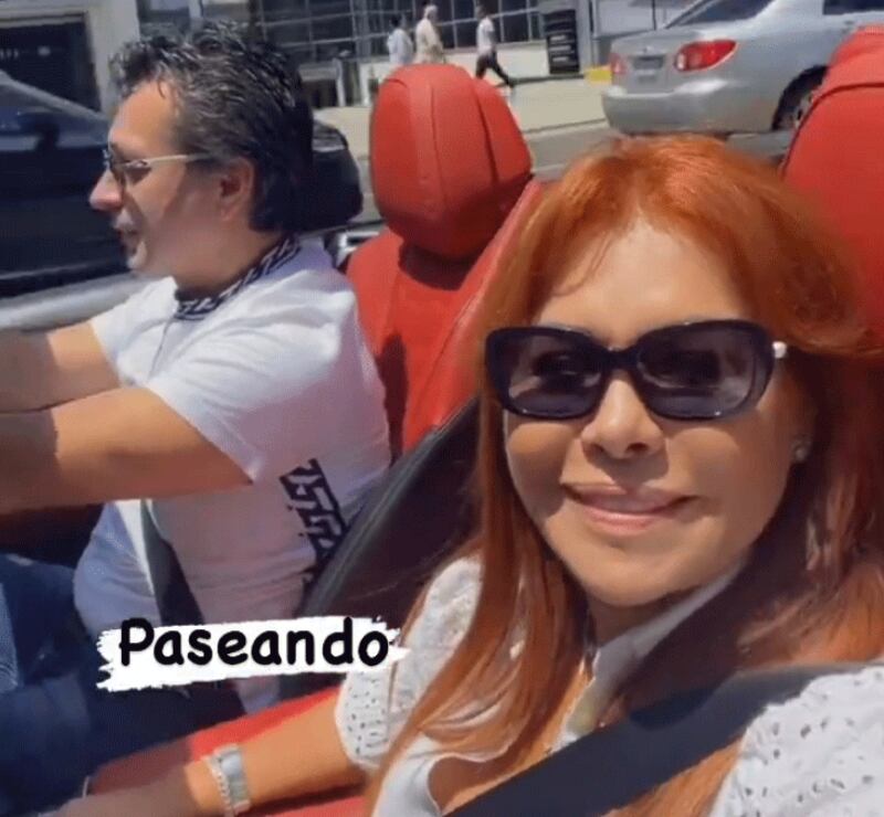 En un lujoso BMW convertible se desplazan Alfredo Zambrano y su esposa, Magaly Medina.