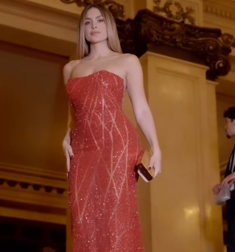 Milett Figueroa deslumbra con look glamoroso.
