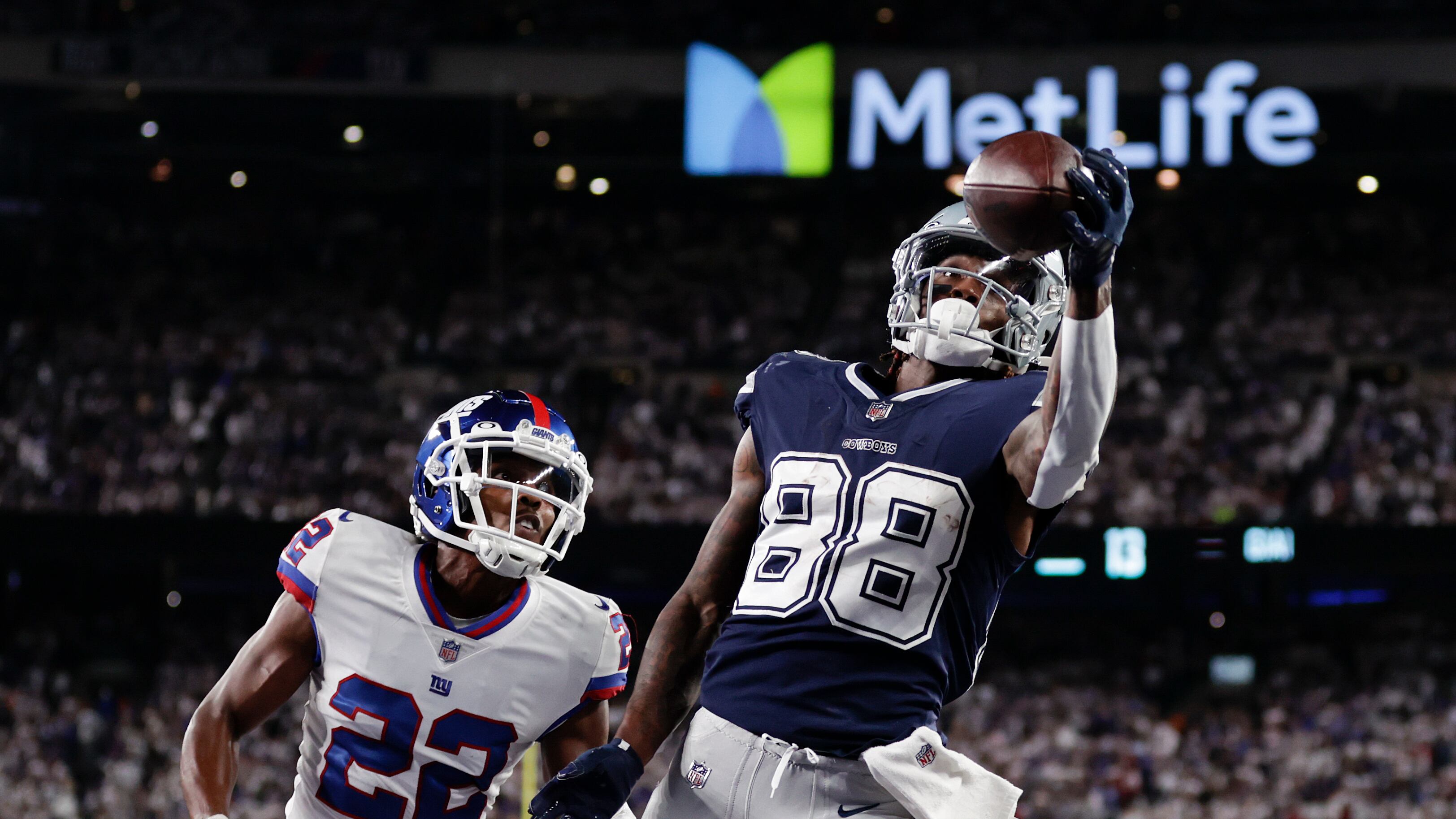 CeeDee Lamb de los Cowboys de Dallas atrapa el balón para un touchdown sin que Adoree' Jackson de los Giants de New York pueda impedirlo