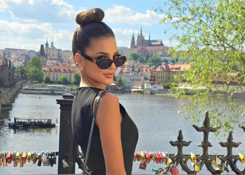 Luciana Fuster de gira con la corona de Miss Grand Internacional.