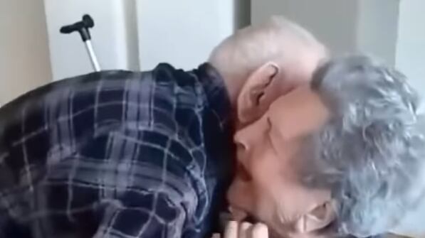 El conmovedor instante que anciano de 103 años se reencuentra con el ‘amor de su vida’.
