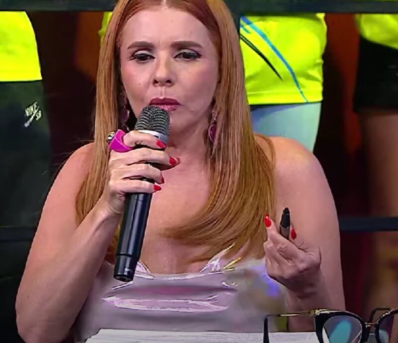 Johanna San Miguel choteada por su vestuario en Esto es Guerra