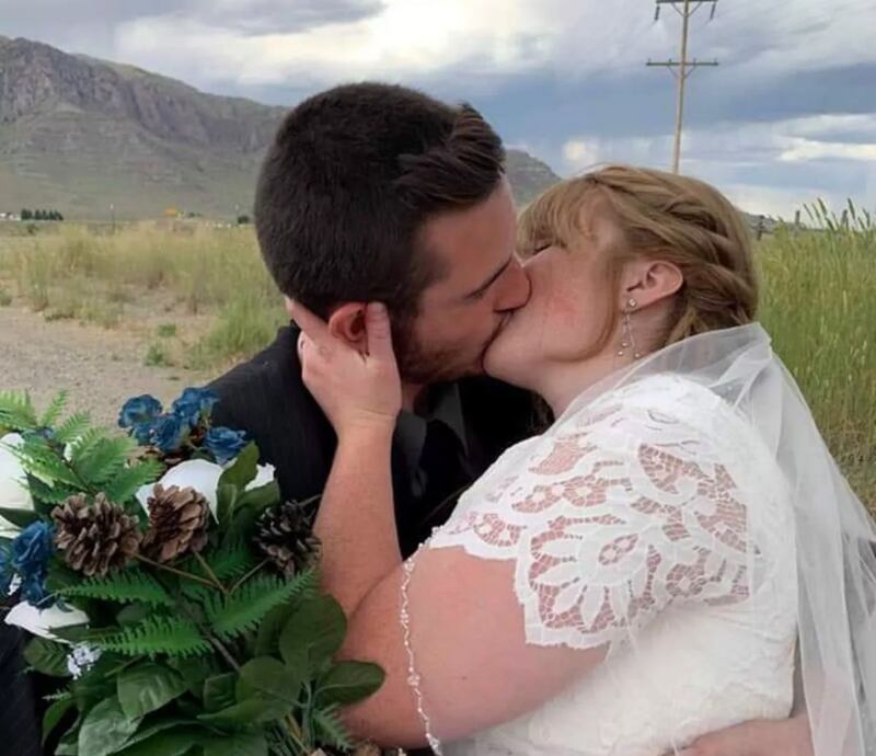 La pareja dijo que su primer beso fue "duro" e "incómodo".