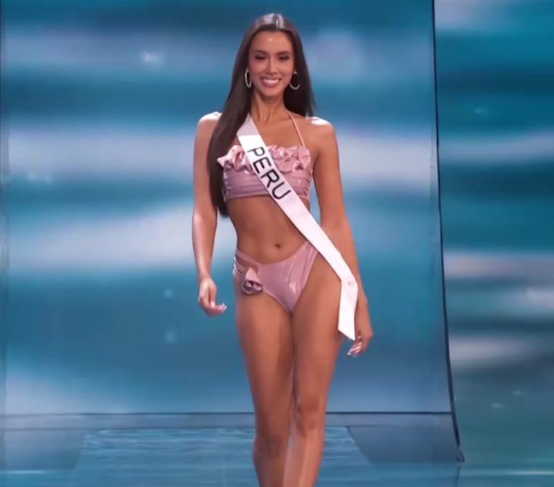 Camila Escribes en su desfile de ropa de baño en el Miss Universo 2023