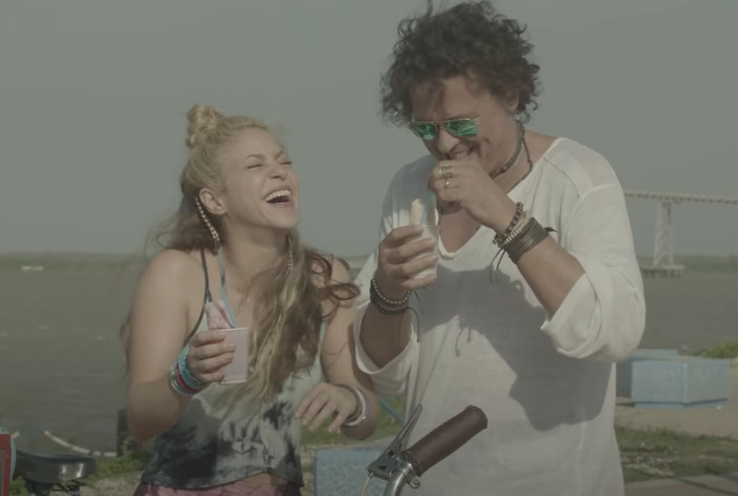 Shakira y Carlos Vives en su video musical.