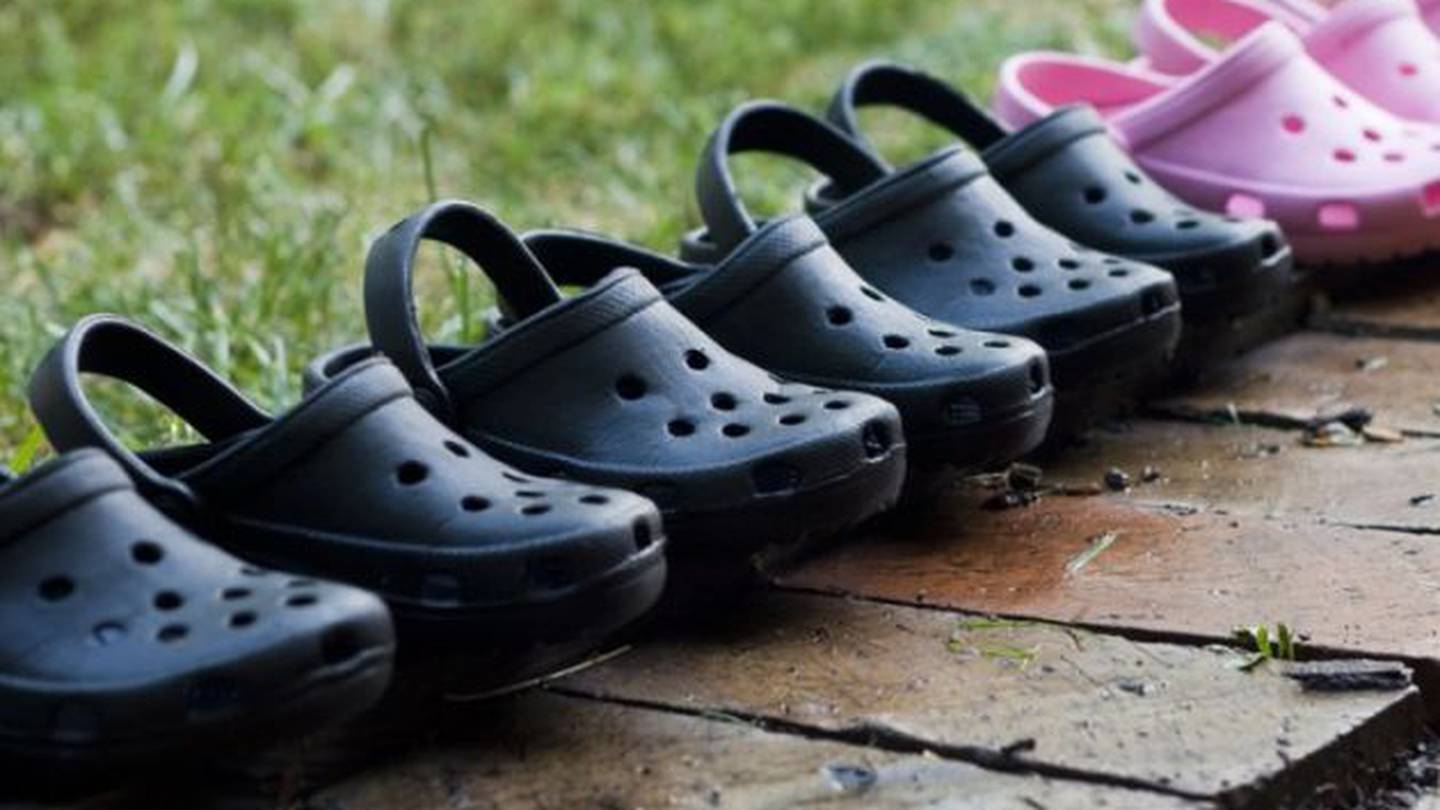 Esta es la razón por la los zapatos Crocs tienen agujeros – Perú