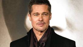 Brad Pitt es captado con una actitud romántica junto a una modelo alemana