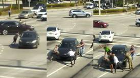 Ciudadanos unen fuerzas para detener auto de mujer desmayada al volante