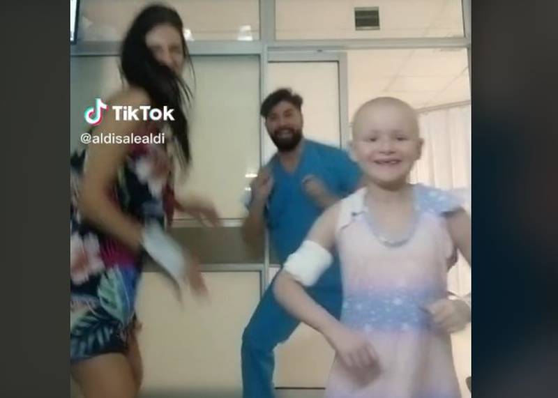 Baila con su paciente celebrando por última quimio